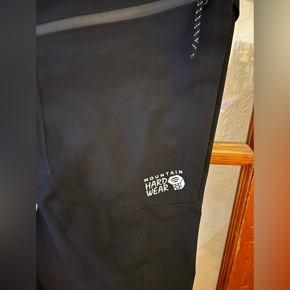 Mountain Hardwear big ski/snowboard pants. Size L - Picture 3 of 9